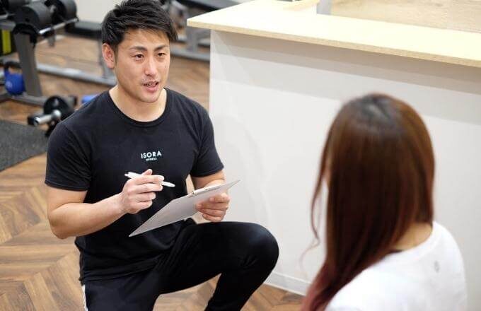 カウンセリングを行うパーソナルトレーナー